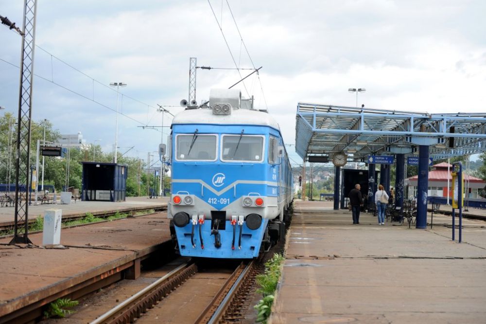 KRENULI BG VOZOVI: Radnici Nege kola odblokirali železničku stanicu Zemun