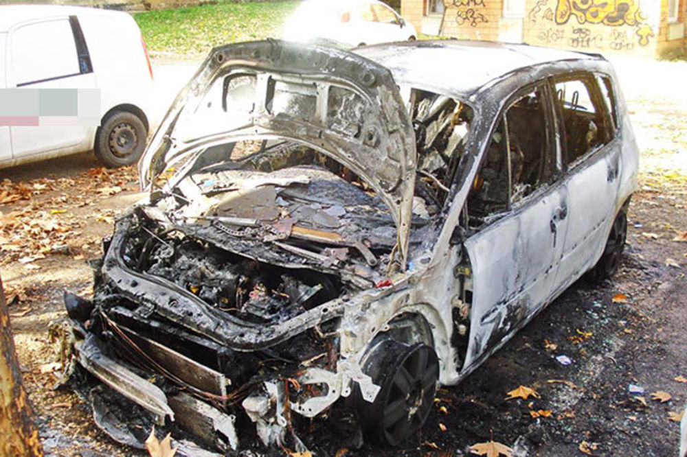 (FOTO) KRAGUJEVAC: Izgorela tri vozila na parkingu!