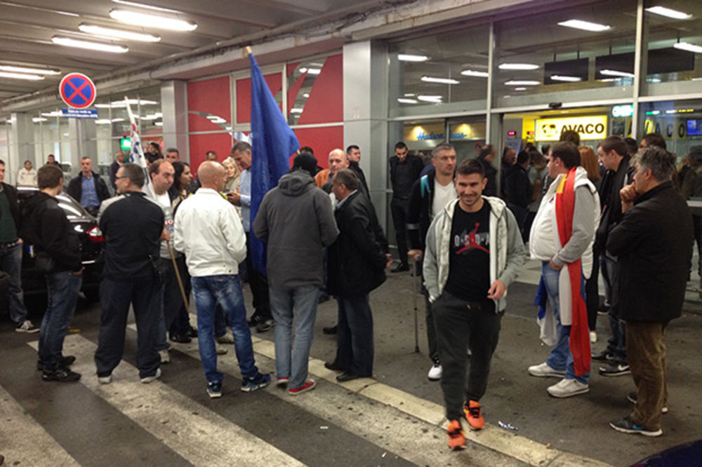Radikali se okupili na aerodromu i čekali Šešelja "za svaki slučaj"