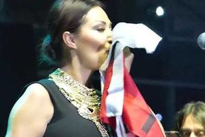 (FOTO I VIDEO) SRPSKA MAJKA: Ceca na koncertu u Sofiji ljubi bugarsku zastavu!