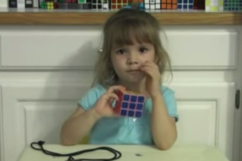 MAESTRALNO: Pogledajte kako devojčica (3) slaže Rubikovu kocku za manje od 3 minuta