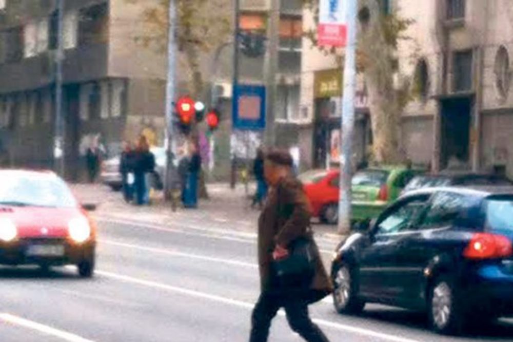 PAPARACO: Branislav Lečić pretrčavao ulicu van pešačkog