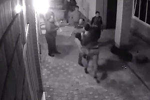 (VIDEO) MALTRETIRALI MU ŽENU: Ruski bokser u sekundi nokautirao dvojicu napadača