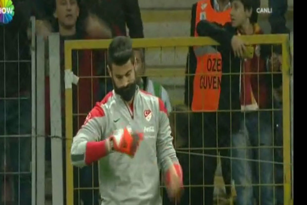 (VIDEO) VELIKI SKANDAL U TURSKOJ: Navijači oterali golmana sa zagrevanja uoči utakmice