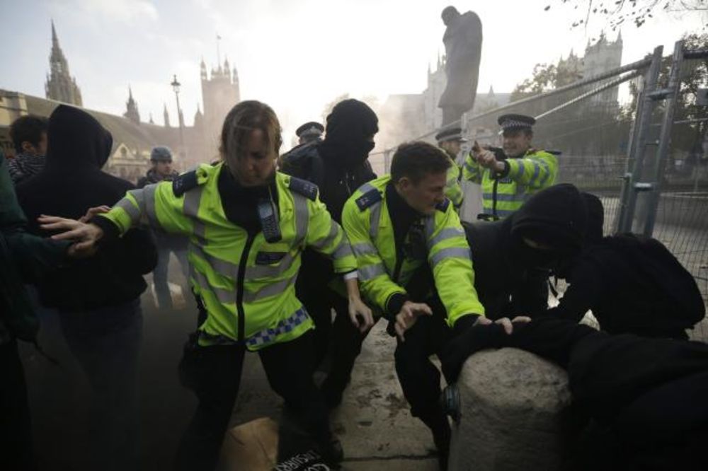(VIDEO) METEŽ NA ULICAMA LONDONA: Nezadovoljni studenti se sukobili s policijom!