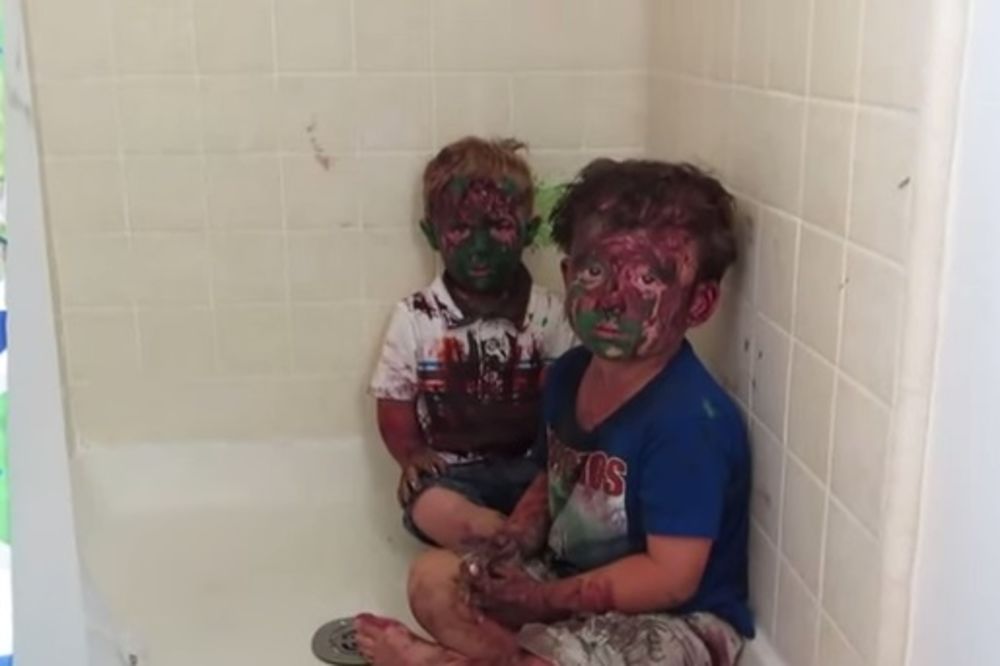(VIDEO) Braća se umazala bojama i u velikoj su nevolji. Ovakvu kaznu niko nije očekivao...