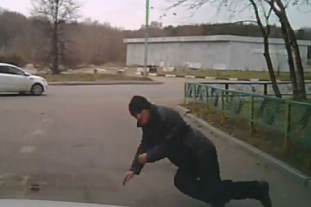 (VIDEO) DO NOVCA PO SVAKU CENU: Rus se bacio pod automobil kako bi naplatio osiguranje