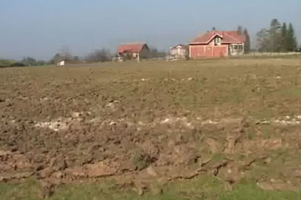 (VIDEO) PŠENICA POBEDILA FUDBAL: Preorao fudbalski teren u Desimirovcu