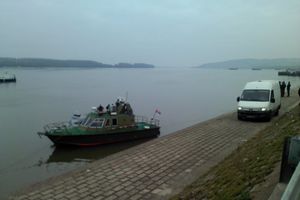 SLETELI NA ISTOM MESTU: Auto pao na obalu Dunava gde se u BMW smrti utopilo troje mladih