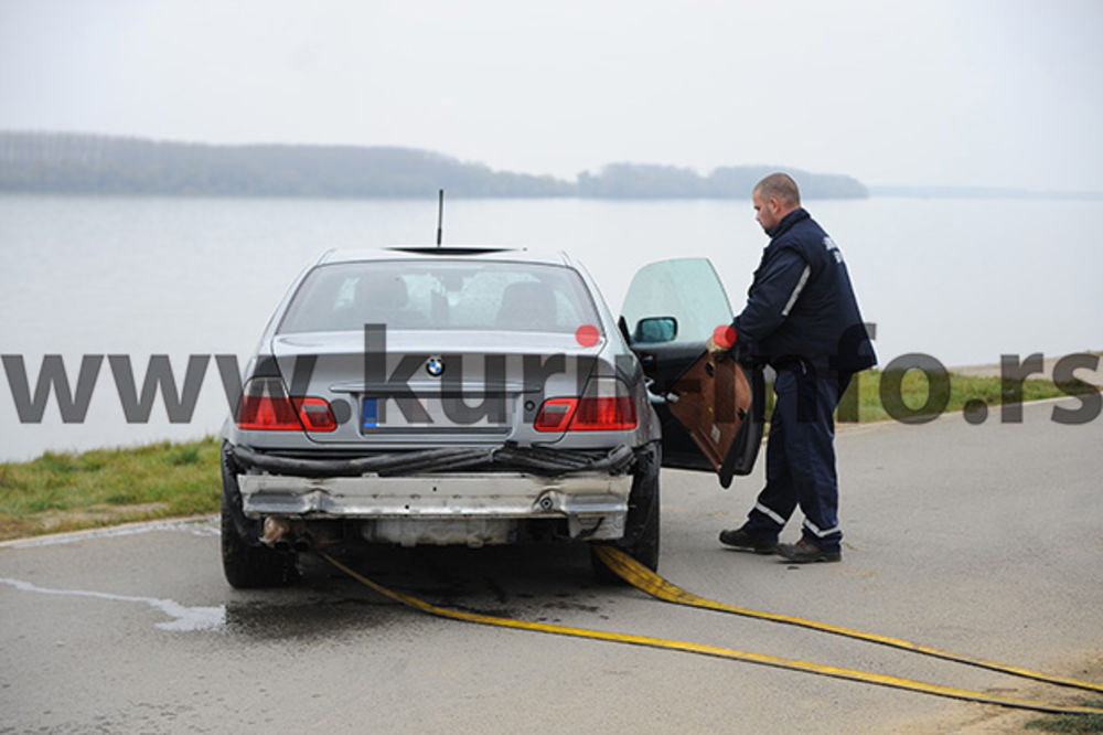 (FOTO) ZAROBLJEN U GEPEKU: Mladić pokušavao da izađe pre nego što je auto sleteo u Dunav