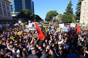 TIRANA NA ULICAMA: Desetine hiljada Albanaca protestuju zbog politike vlade Edija Rame