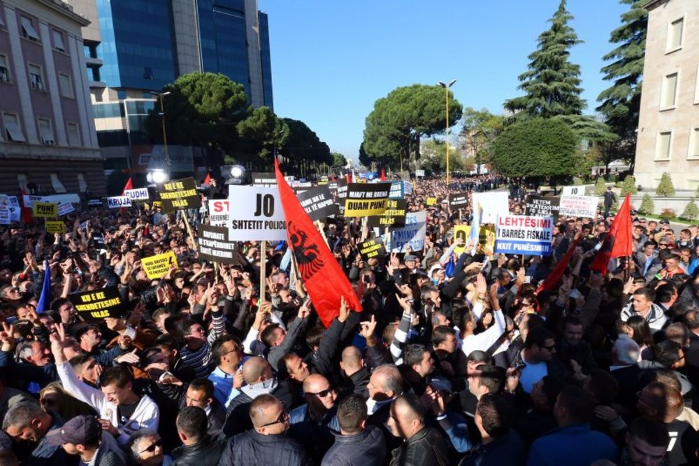 TIRANA NA ULICAMA: Desetine hiljada Albanaca protestuju zbog politike vlade Edija Rame