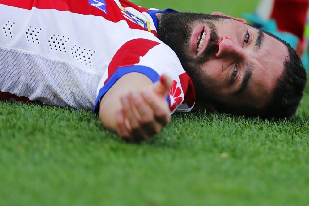 (VIDEO) ČOVEK STENA: Arda Turan pao u nesvest, pa se vratio na teren i igrao više od sata