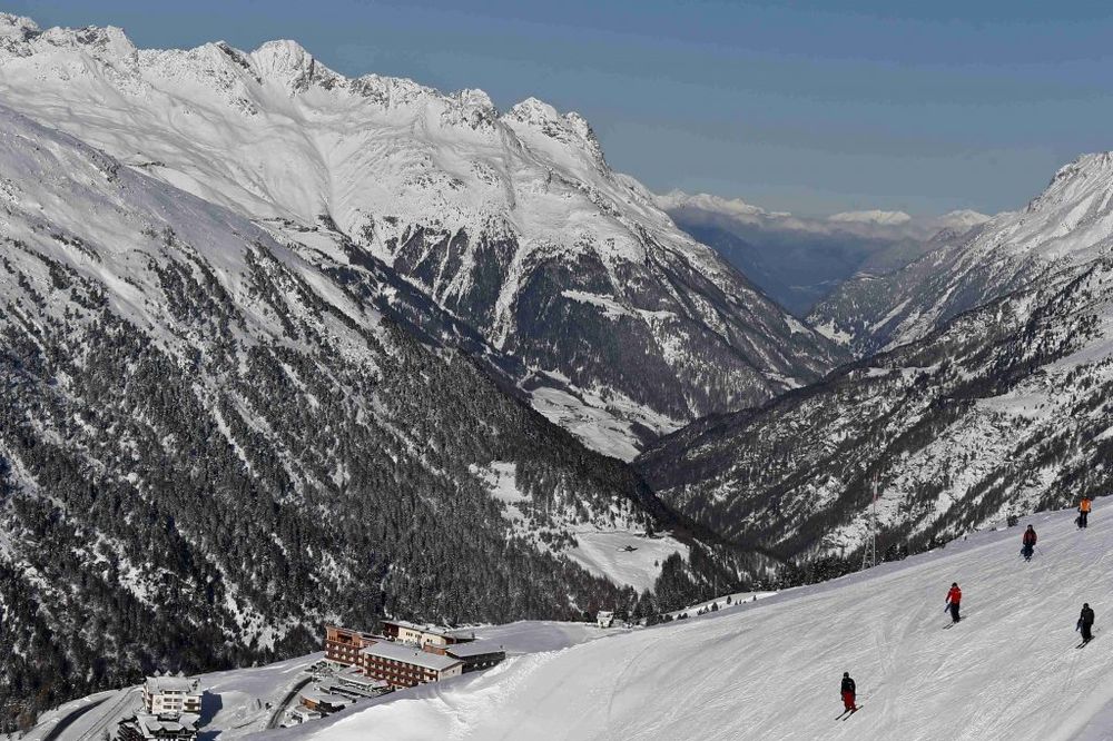 PUKLI: Nema snega, austrijski ski-centri umesto skijanja nude vožnju kočijama!