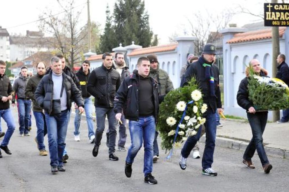 (VIDEO) SAHRANA UBIJENOG NAVIJAČA: Kovčeg spušten uz himnu Delija Dobro znaj da uvek tu sam ja