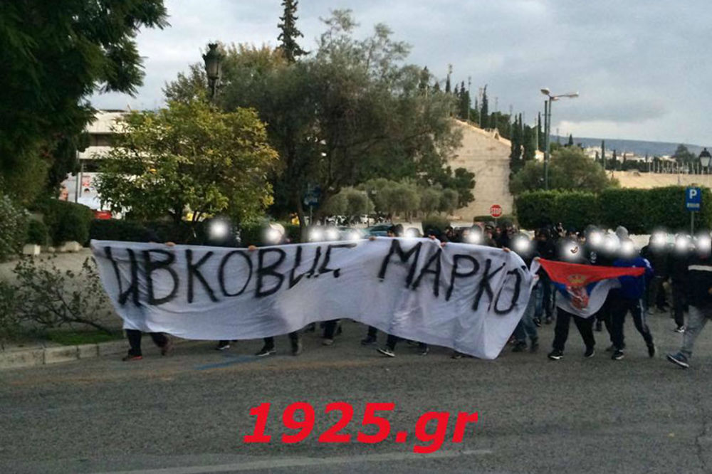 MARŠ PRED TURSKOM AMBASADOM U ATINI: Navijači Olimpijakosa protestovali sa slikom Marka Ivkovića!