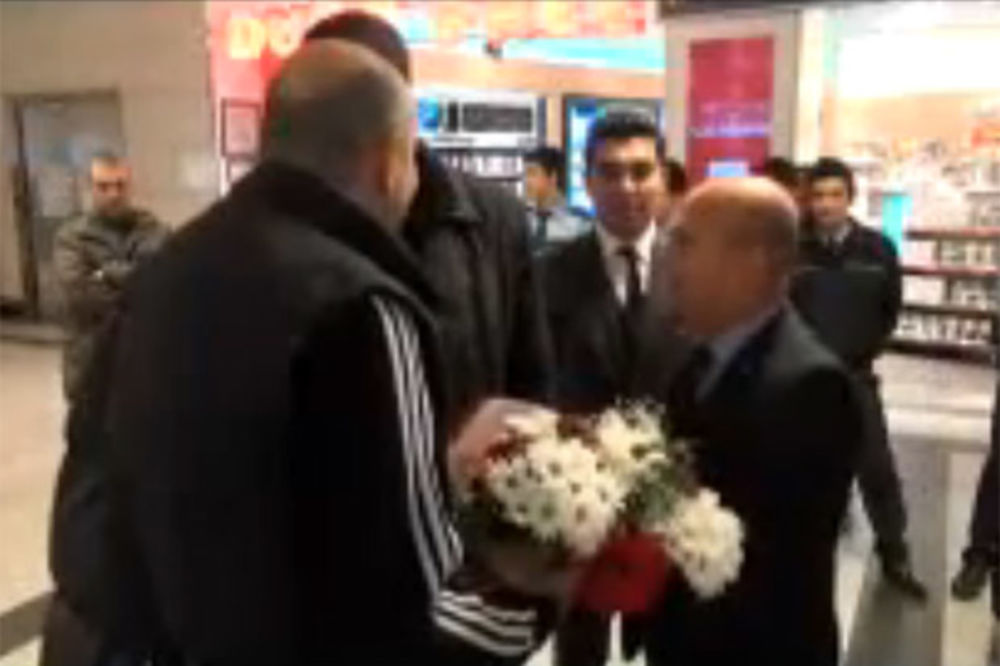 (VIDEO) ZA PRIMER: Turci buketom cveća dočekali Partizan u Istanbulu
