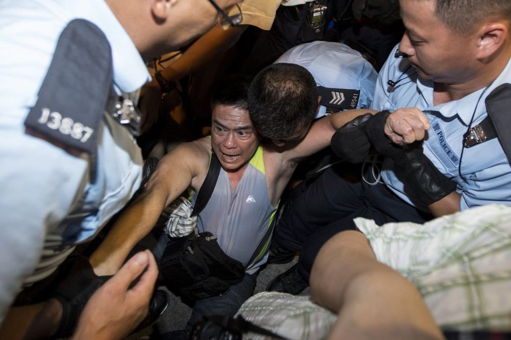 (VIDEO) DVA MESECA BLOKIRALI HONGKONG: Uhapšene vođe protesta i još 100 ljudi