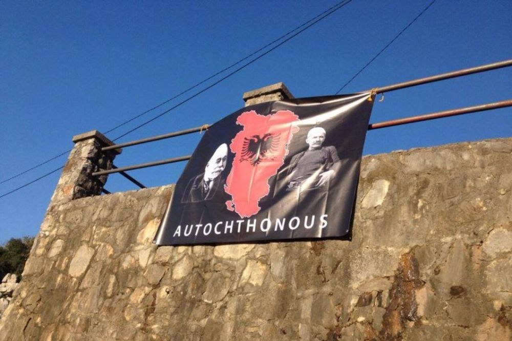 (FOTO) CRNA GORA SLAVI: Zastava velike Albanije u Tuzima