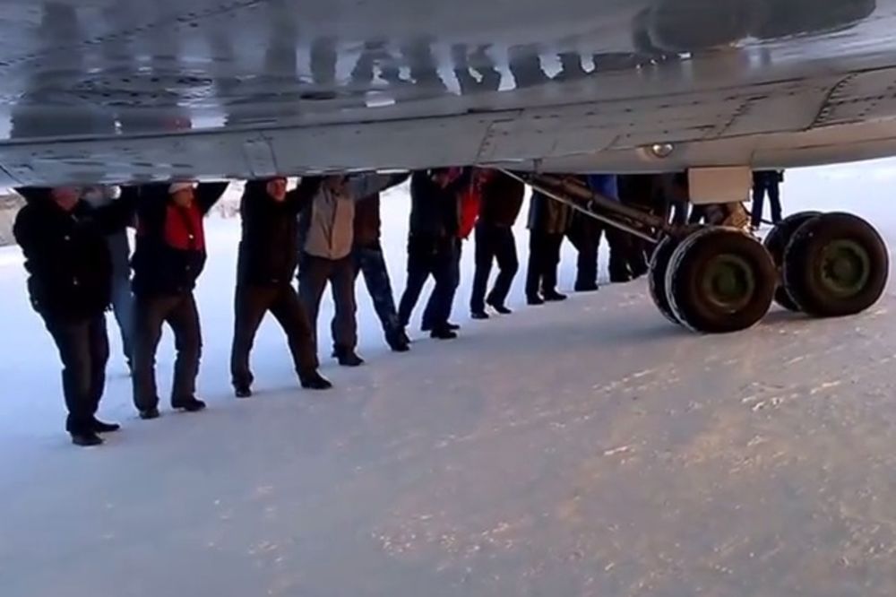 (VIDEO) NA GURKU: Pogledajte kako putnici pokreću avion u Sibiru na minus 52!