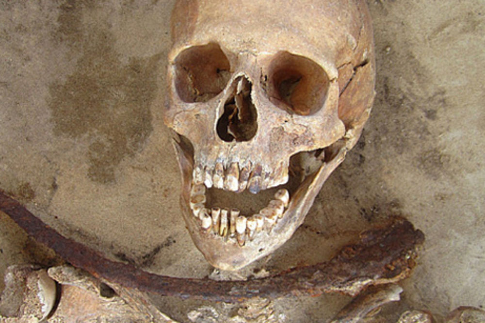 REŠENA TAJNA VAMPIRSKIH GROBOVA: U zemlji pronađeni kosturi sa srpom oko vrata!