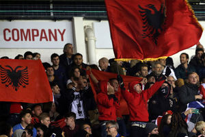 PROVOKACIJA NA VAJT HART LEJNU: Navijači Totenhema razvili albansku zastavu