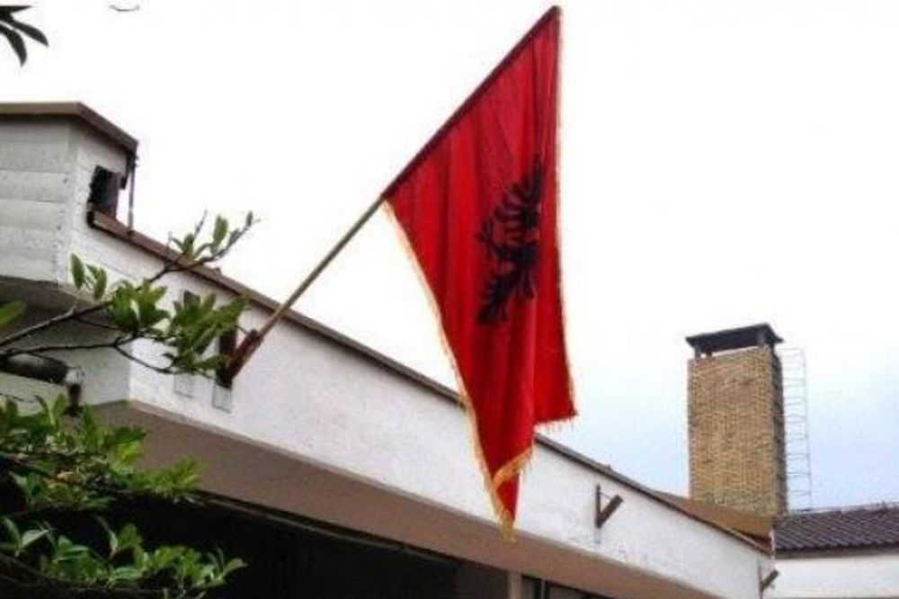 SLAVE ALBANSKI PRAZNIK: Na gimnaziji u Tuzima albanska zastava, nema nastave