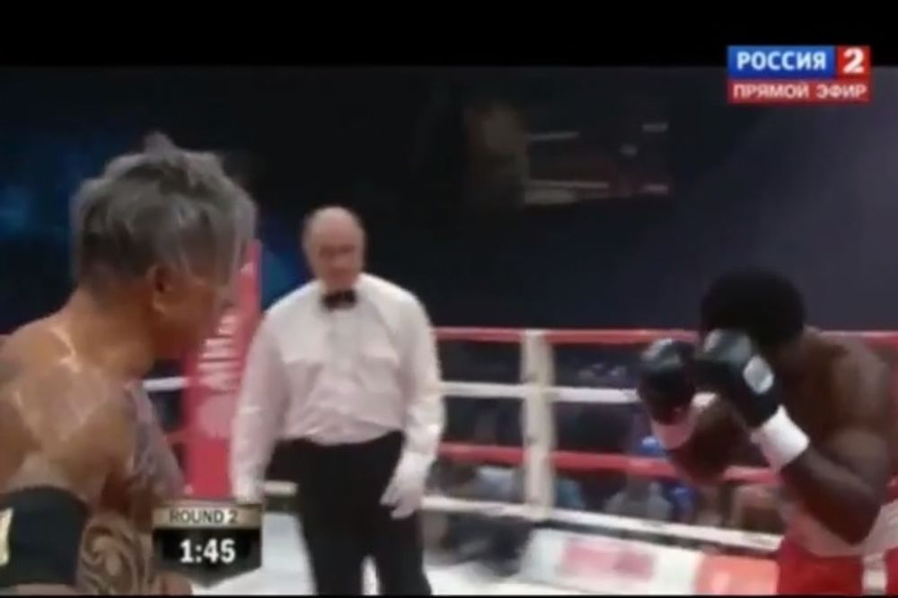 OVAKO BIJE MIKI RURK: Vratio se boksu i pobedio nokautom u drugoj rundi! (VIDEO)