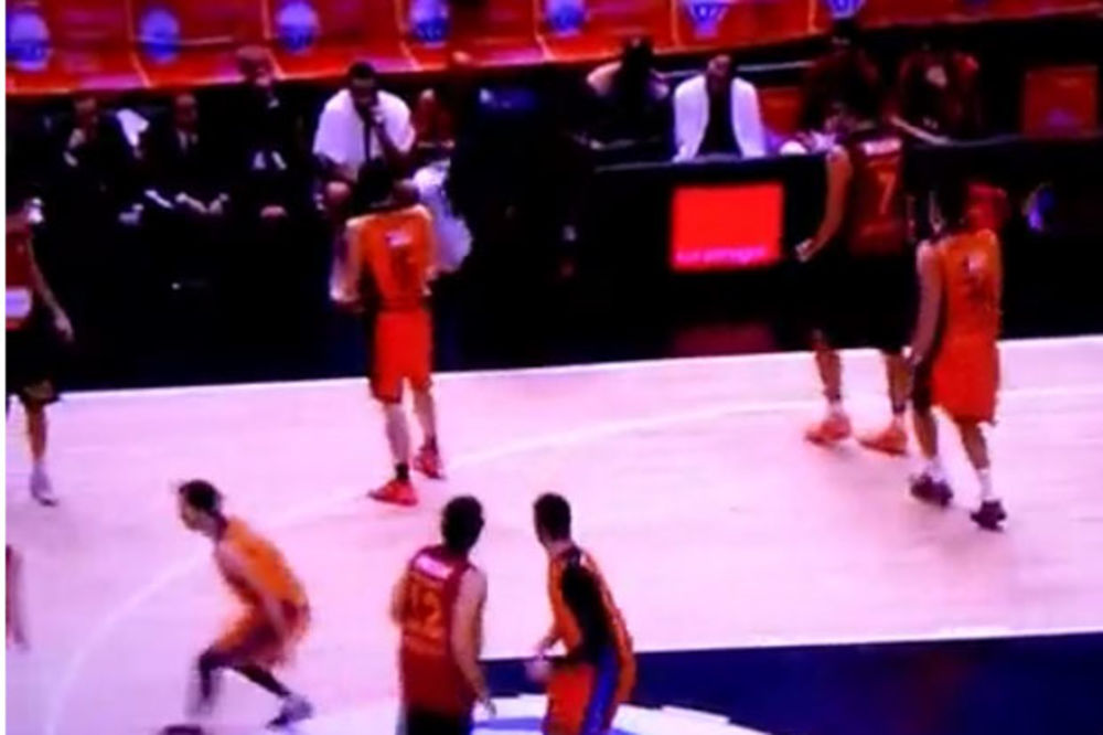 (VIDEO) UMALO NOKAUT: Košarkaš Valensije pogodio loptom u glavu Atamana