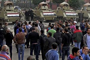 (VIDEO) NEREDI U KAIRU: Policija suzavcem i vodenim topovima rasterivala demonstrante