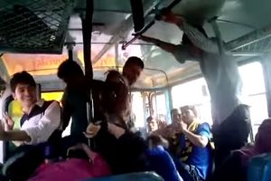 (VIDEO) NAUČILE IH PAMETI: Sestre premlatile trojicu nasilnika u autobusu!