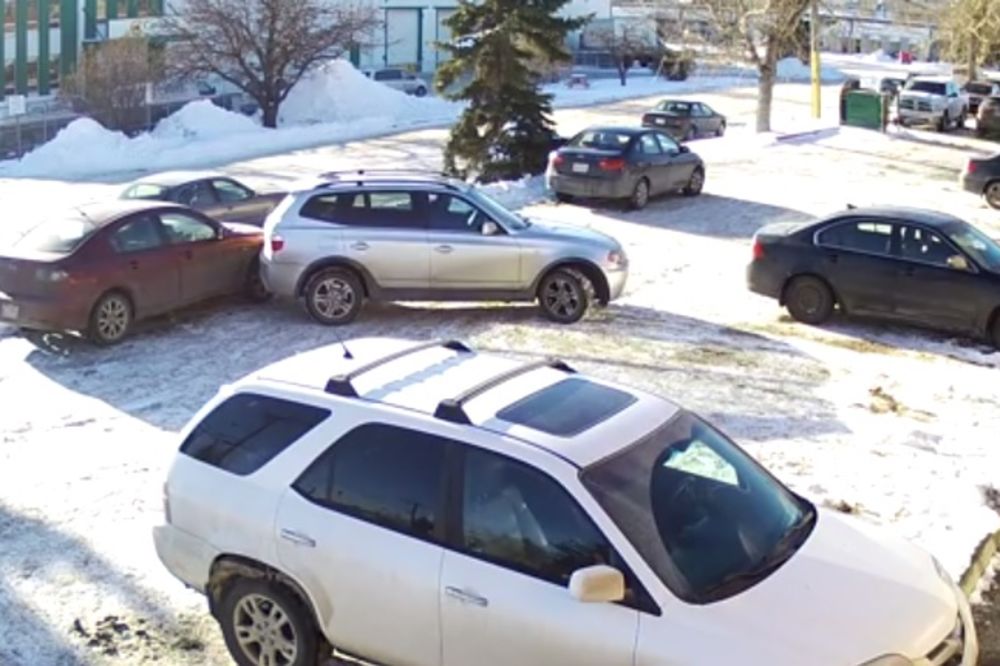 GOSPOĐO, NAPUSTITE VOZILO: Ovo je najgore parkiranje na svetu, video je zapalio Jutjub!