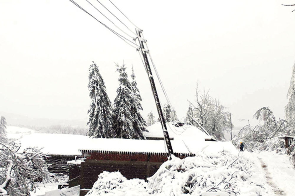 BEZ USPEHA: Istočna Srbija i dalje bez struje, zavejana i pod ledom