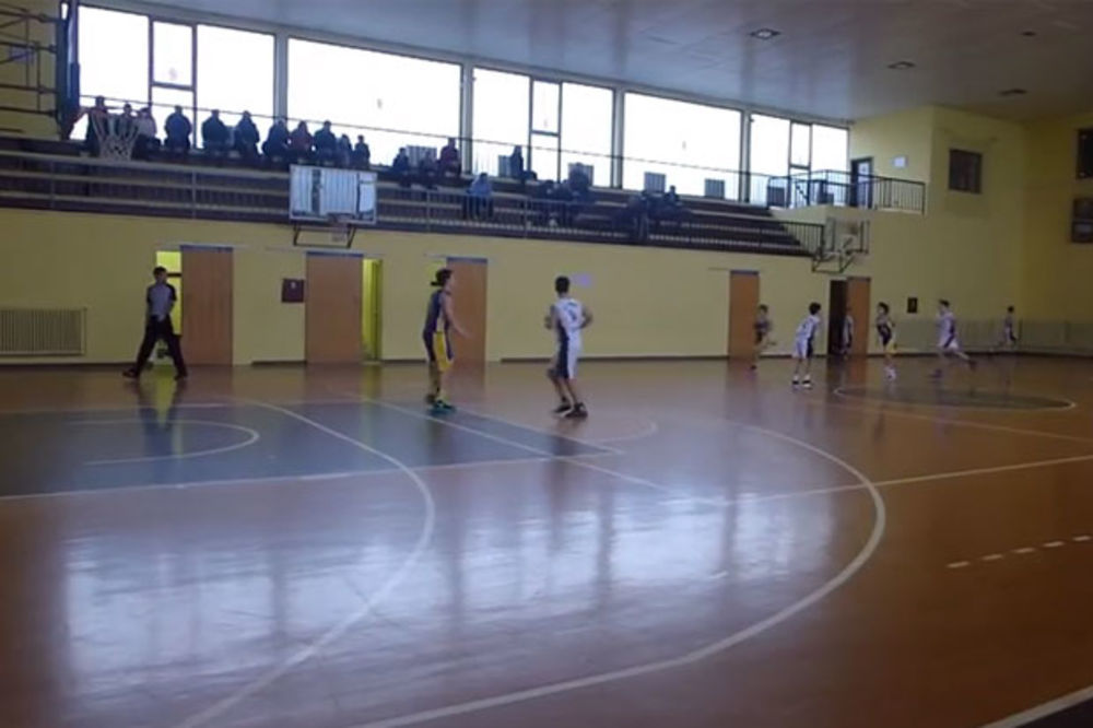 (VIDEO) UČIO OD KECMANA: Pogledajte trojku mladog srpskog košarkaša sa više od pola terena!