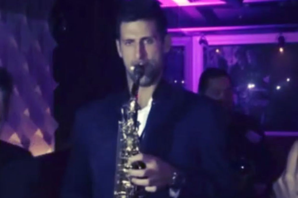 (VIDEO) OVO NIKADA NISTE VIDELI: Pogledajte kako Đoković svira saksofon