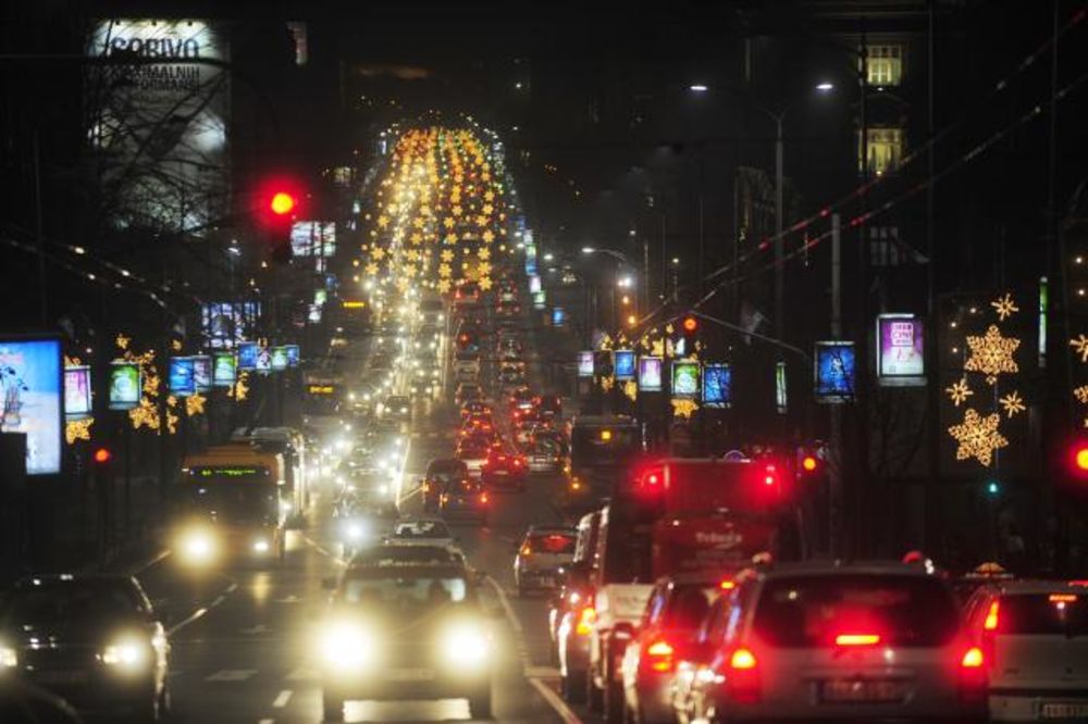 (FOTO) PRAZNIČNA ATMOSFERA: Beograd pod novogodišnjim svetiljkama