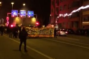 (VIDEO) NEREDI U CIRIHU: Demonstranti palili automobile, policija intervenisala vodenim topovima!