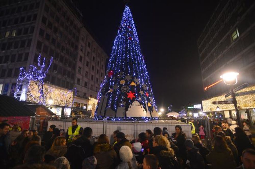 (FOTO) NOVOGODIŠNJA ČAROLIJA: Zasvetlela najviša jelka u Beogradu