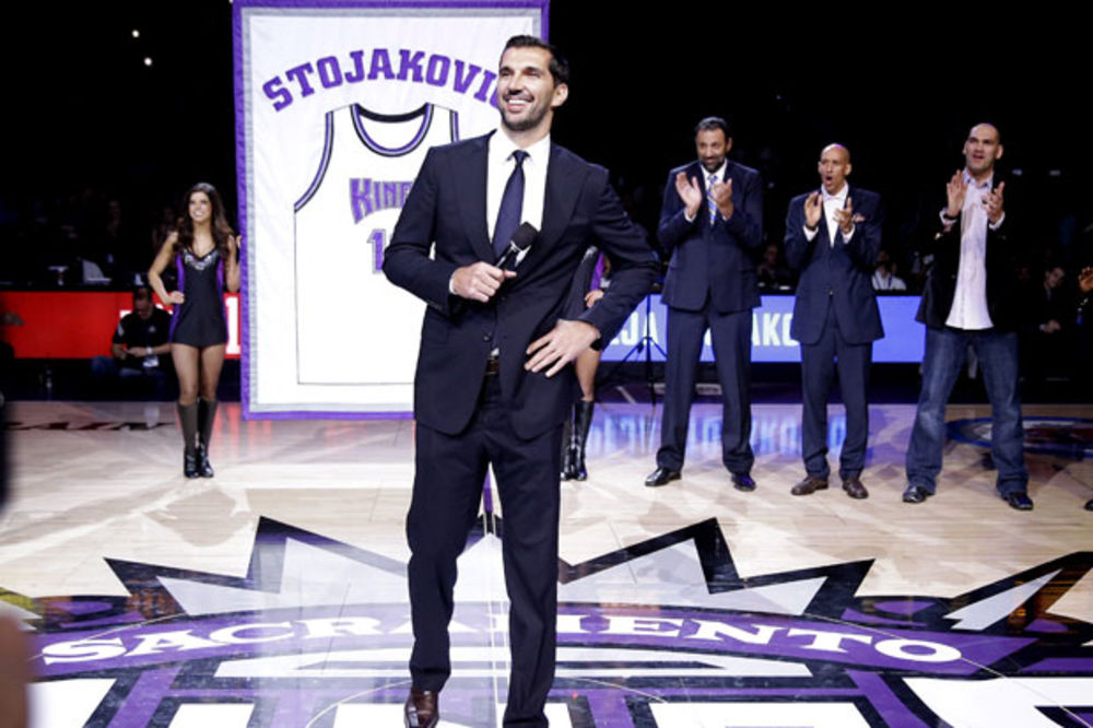 (VIDEO) KINGSI SE POKLONILI SRBINU: Stojakovićev dres sa brojem 16 otišao u istoriju!