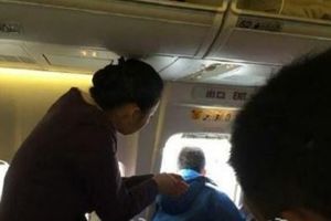 SUVI GENIJE: Putnik otvorio vrata aviona da se proluftira!