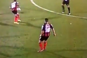 (VIDEO) KAKAV MALER: Fudbaleru Bornmuta ispala perika tokom meča sa Liverpulom