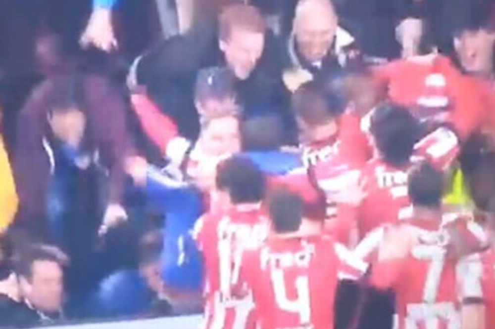 (VIDEO) UMALO TRAGEDIJA: Navijači PSV-a srušili ogradu dok su slavili s igračima