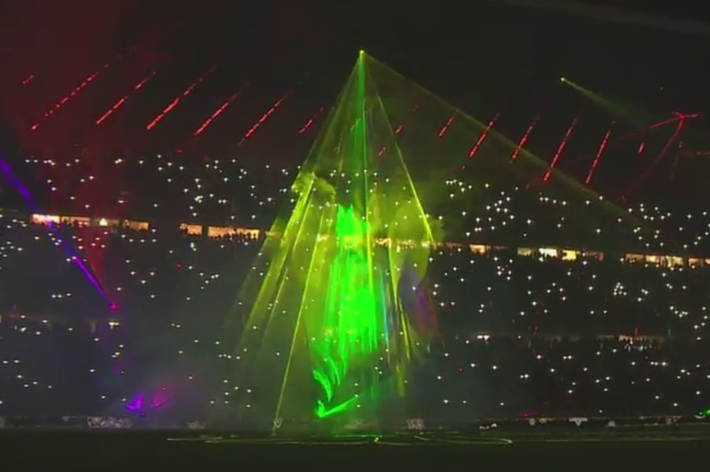 (VIDEO) SPEKTAKL KAO POKLON: Impresivni laseri pozdravili navijače Bajerna za kraj godine