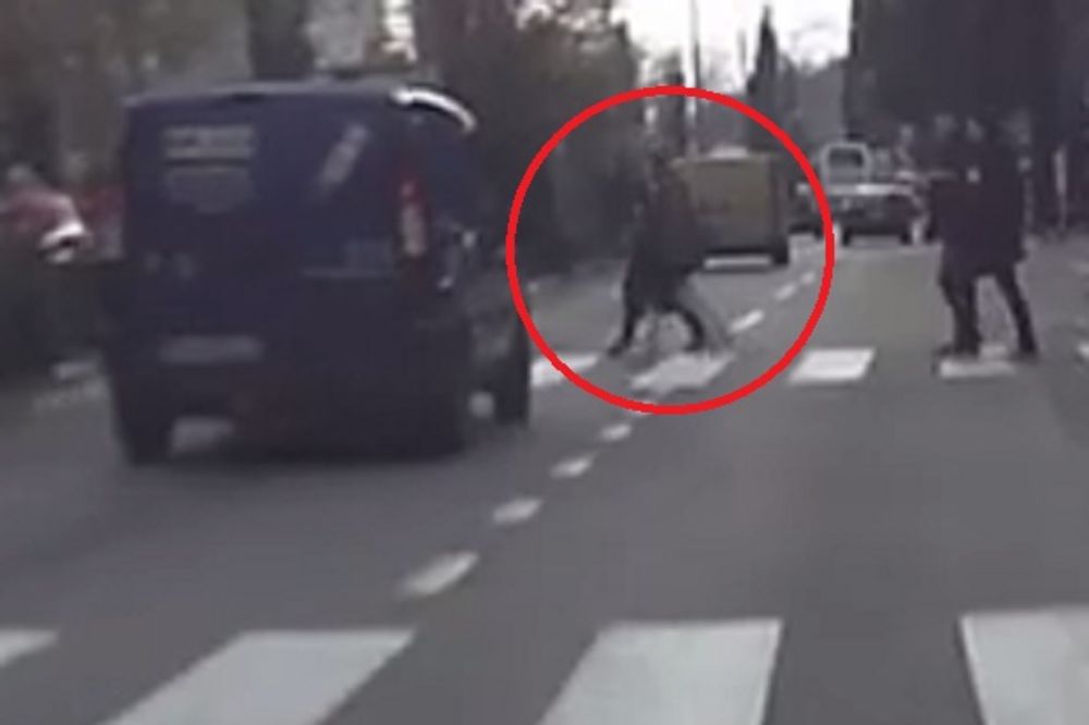 (VIDEO) CRNOGORKA OD KAMENA: Pogledajte kako ju je udario auto, a ona ustala i otišla!
