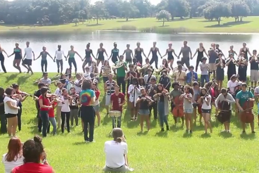 (VIDEO) NAUČIO IH SRPSKI PROFESOR: Amerikanci na Floridi sviraju i igraju kolce uz Marš na Drinu