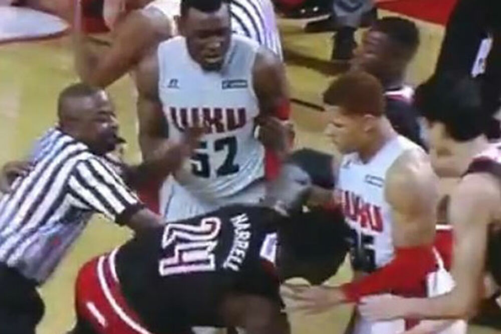 (VIDEO) PESNIČENJE NA TERENU: Košarkaš Luisvila pokušao da nokautira protivničkog igrača