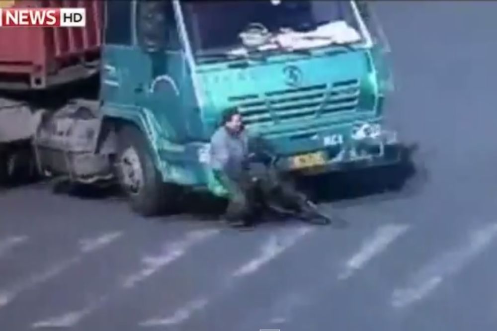 PREVARIO SMRT: Kineskog biciklistu pregazio kamion, a on ustao i odšetao