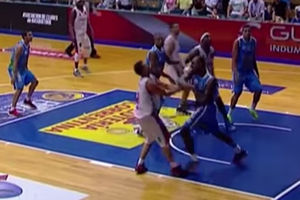 (VIDEO) OVO SE NE VIĐA NI U BOKSU: Košarkaš Regatasa nokautirao protivničkog igrača