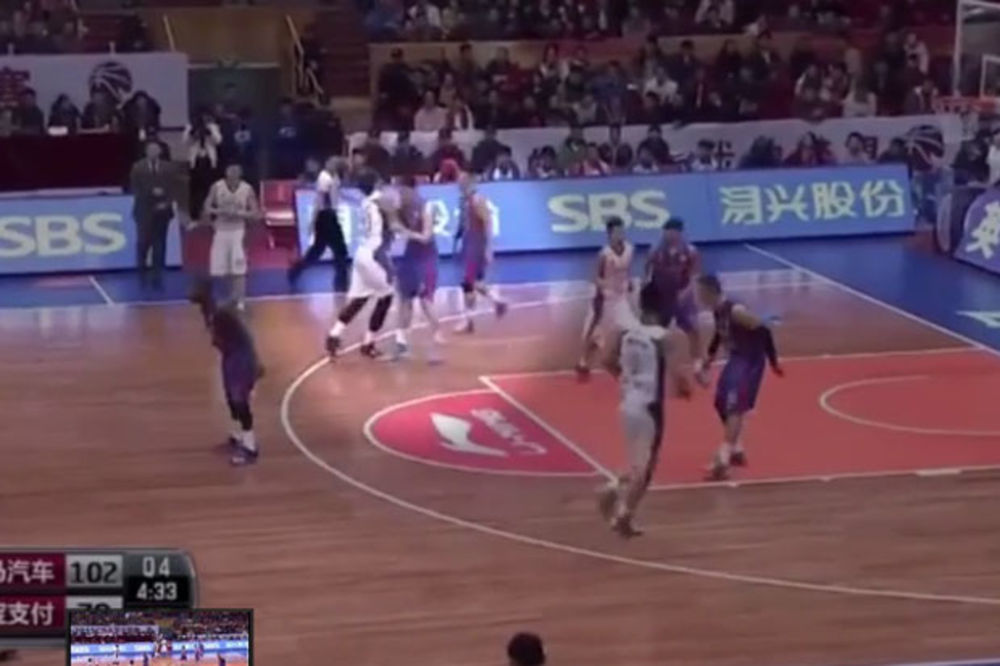(VIDEO) OPŠTI HAOS: Pogledajte masovnu tuču košarkaša u Kini