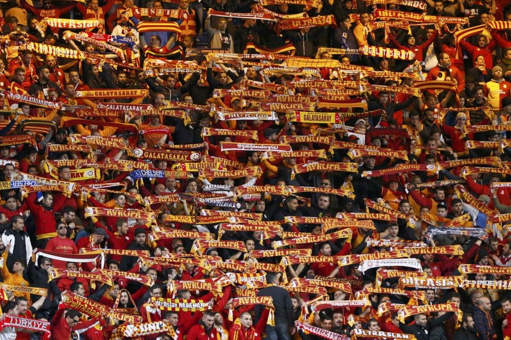 DIVLJACI: Navijači Galatasaraja ponovo pravili haos, rasekli lice košarkašu